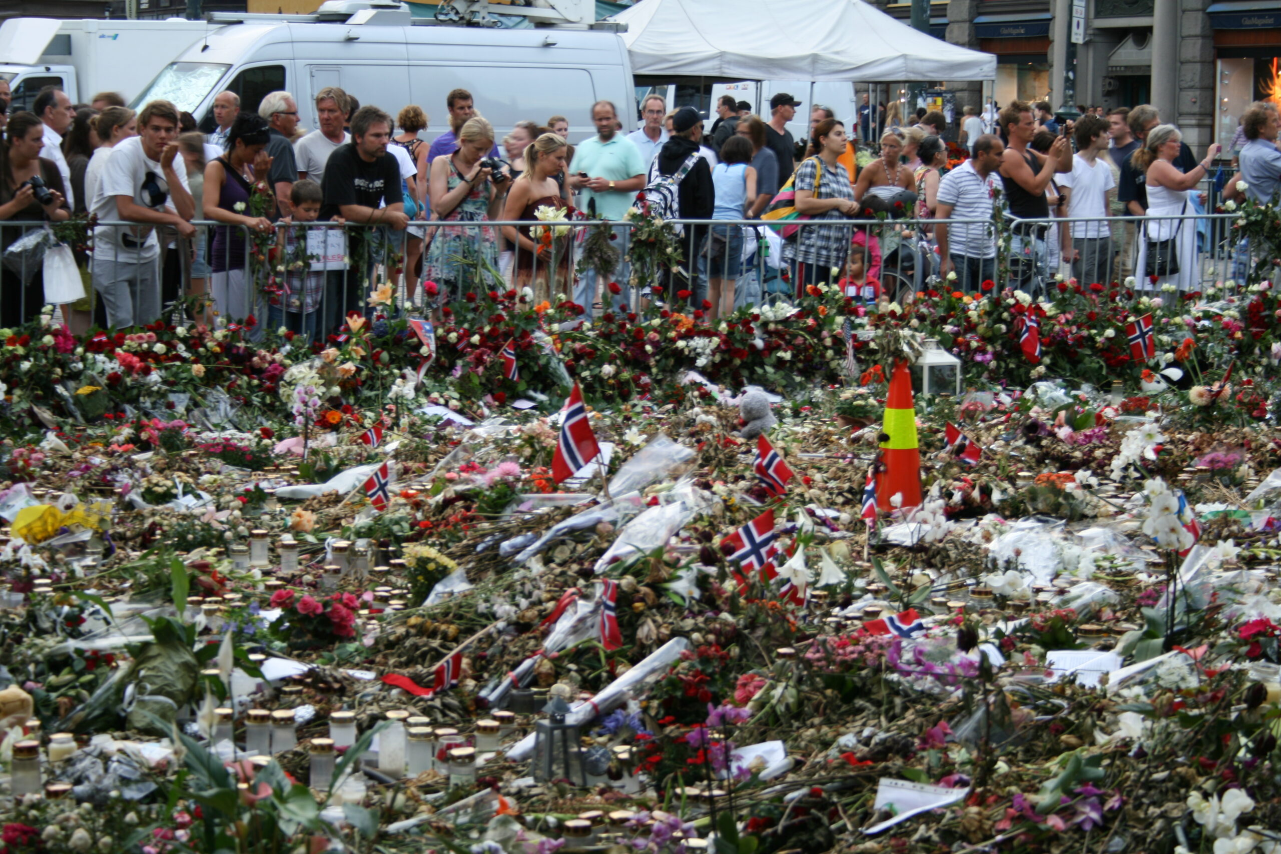 Bilde av blomsterbuketter og norske flagg