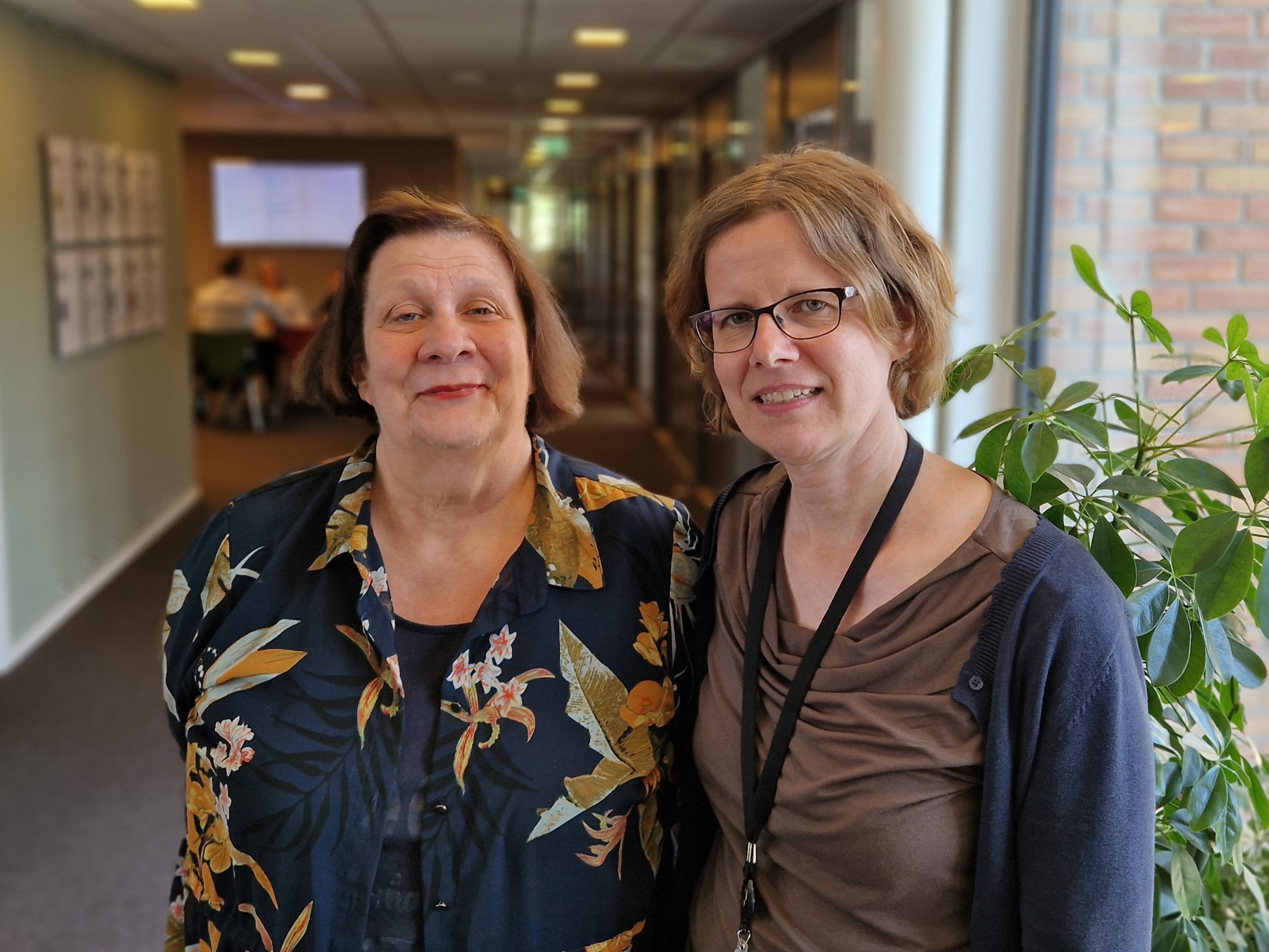 Johanna Hietamäki og Solveig Berman i et kontorlokale