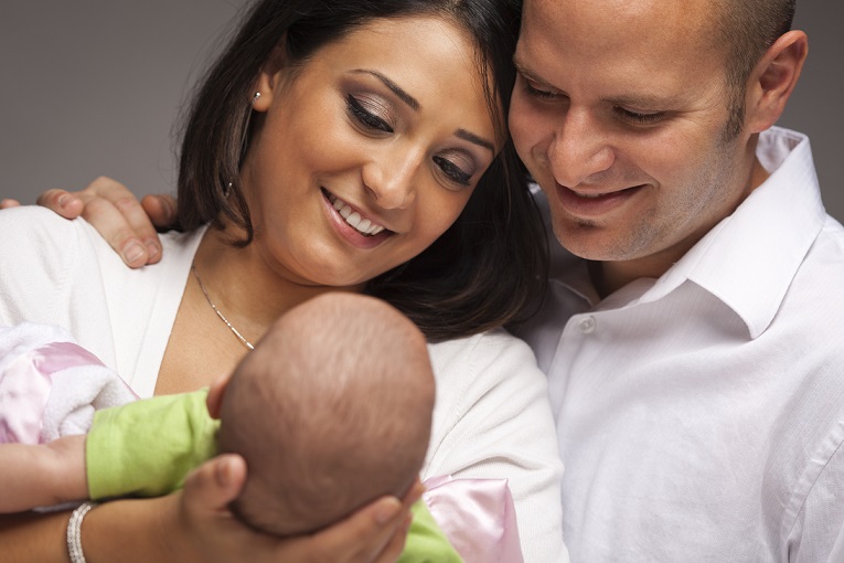 Ung kvinne og mann, kvinnen holder en baby. Illustrasjonsfoto: shutterstock