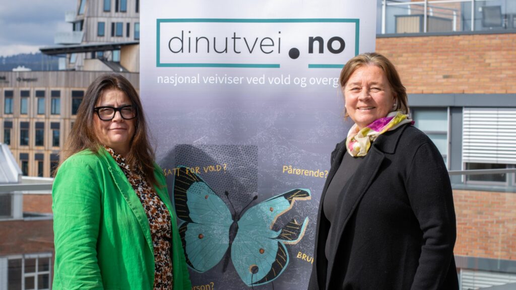 Cecilie Daae og Camilla Shalchian-Tabrizi foran en Dinutvei-rollup